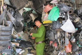 Lực lượng liên ngành quận Hai Bà Trưng đang kiểm tra các cửa hàng bán phụ tùng ôtô quanh khu vực chợ Hòa Bình (Ảnh: Đức Duy/Vietnam+)