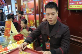 Nhân viên Bảo Tín Minh Châu đang chuẩn bị giao dịch vàng. (Ảnh: Đức Duy/Vietnam+)