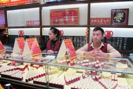 Nhân viên kinh doanh của Công ty Bảo Tín Minh Châu đang chuẩn bị cho ngày Thần Tài (Ảnh: Đức Duy/Vietnam+)