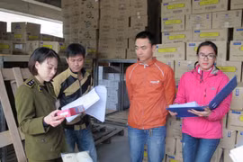 Đội Quản lý thị trường số 5 đang kiểm tra hàng hóa trong kho của Công ty Trách nhiệm hữu hạn Thương mại, dịch vụ và xuất nhập khẩu Phương Hiền (Ảnh: Đức Duy/Vietnam+)