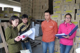 Đội Quản lý thị trường số 5 đang kiểm tra hàng hóa trong kho của Công ty Trách nhiệm hữu hạn Thương mại, dịch vụ và xuất nhập khẩu Phương Hiền (Ảnh: Đức Duy/Vietnam+)