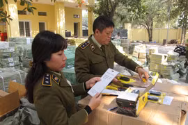 Đội Quản lý thị trường số 1 phối hợp với Công an Hoàng Mai đang kiểm tra hàng lậu. (Ảnh: Đức Duy/Vietnam+)