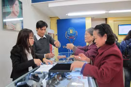 Khách hàng đang giao dịch vàng miếng (Ảnh: Đức Duy/Vietnam+)