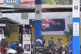 Khách hàng mua xăng tại một địa điểm của Petrolimex. (Ảnh: PV/Vietnam+)