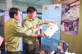Lực lượng Quản lý thị trường giới thiệu hàng giả, hàng thật. (Ảnh: Đức Duy/Vietnam+)