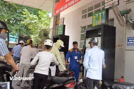 Một điểm bán xăng của Petrolimex tại Hà Nội. (Ảnh: Đức Duy/Vietnam+)