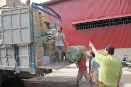 Bắt giữ các đối tượng buôn lậu trong dịp tết Nguyên Đán. (Ảnh: Đức Duy/Vietnam+)