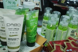 Nhiều mỹ phẩm ​thu giữ chưa xuất trình được hóa đơn chứng từ. (Ảnh: Đức Duy/Vietnam+)