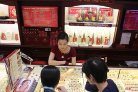 Khách hàng đang giao dịch vàng miếng. (Ảnh: PV/Vietnam+)