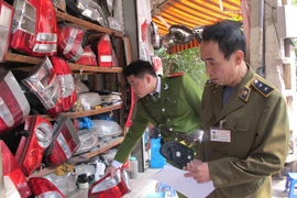 Lực lượng liên ngành quận Hai Bà Trưng đang kiểm tra các cửa hàng bán phụ tùng ôtô quanh khu vực chợ Hòa Bình (Ảnh: Đức Duy/Vietnam+)