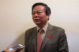 Ông Phùng Quốc Hiển, Chủ nhiệm Ủy ban Tài chính-Ngân sách của Quốc hội đang trao đổi với báo chí (Ảnh: Đức Duy/Vietnam+)