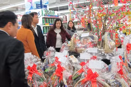 Bộ Công Thương kiểm tra việc chuẩn bị hàng tết của các doanh nghiệp trên địa bàn Hà Nội (Ảnh: Đức Duy/Vietnam+)