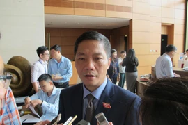 Bộ trưởng Bộ Công Thương Trân Tuấn Anh đang trao đổi với báo chí bên lề kỳ họp thứ 2, Quốc hội khóa 14. (Ảnh: Đức Duy/Vietnam+)