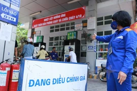 Cửa hàng xăng dầu trực thuộc Petrolimex chuẩn bị điều chỉnh giá. (Ảnh: Đức Duy/Vietnam+)