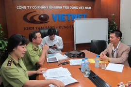 Lực lượng Quản lý thị trường Hà Nội trong một lần kiểm tra hoạt động kinh doanh đa cấp. (Ảnh: PV/Vietnam+)