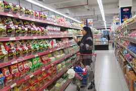 Khách hàng đang mua sắm hàng hóa tại siêu thị Fivimart Hà Nội. (Ảnh: Đức Duy/Vietnam+)