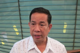 Đại biểu Đặng Thuần Phong, đoàn Bến Tre đang trao đổi với báo chí bên hành lang Quốc hội. (Ảnh: Đức Duy/Vietnam+)