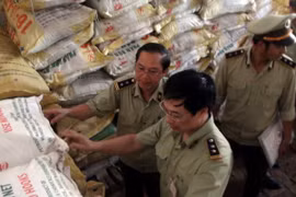 Lực lượng Quản lý thị trường đang kiểm tra mặt hàng phân bón. (Ảnh: Đỗ Trưởng/TTXVN)