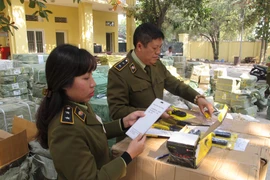 Đội Quản lý thị trường số 1 phối hợp với Công an Hoàng Mai đang kiểm tra hàng lậu. (Ảnh: Đức Duy/Vietnam+)