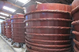 Trên mỗi thùng nước mắm Phú Quốc đều gắn mã số để kiểm tra chất lượng. (Ảnh: PV/Vietnam+)