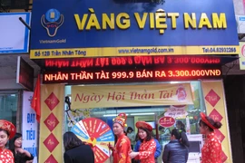 Khách hàng đang giao dịch vàng miếng trên phố Trần Nhân Tông, Hà Nội (Ảnh: Đức Duy/Vietnam+)