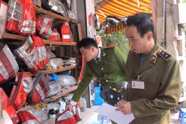 Lực lượng liên ngành Hà Nội đang kiểm tra hàng hóa tại Chợ Hòa Bình. (Ảnh: Đức Duy/Vietnam+)