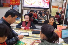 Khách hàng đang giao dịch vàng miếng. (Ảnh: PV/Vietnam+)