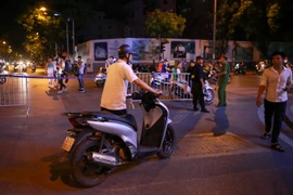 Cảm giác thư thái khi đi bộ quanh khu vực Hồ Gươm. (Ảnh: Minh Sơn/Vietnam+)