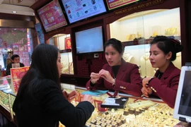 Khách hàng đang giao dịch vàng miếng (Ảnh: Đức Duy/Vietnam+)