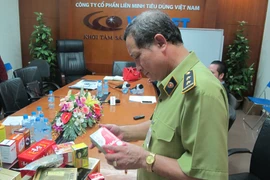 Cơ quan chức năng kiểm tra hoạt động Công ty Liên Minh Tiêu dùng Việt Nam năm 2014. (Ảnh: PV/Vietnam+)
