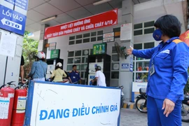 Cửa hàng xăng dầu thuộc Petrolimex trước giờ điều chỉnh giá xăng. (Ảnh: Đức Duy/Vietnam+)
