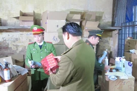 Đội Quản lý thị trường số 15 phối hợp với Công an Hà Nội thu hơn 3.500 mỹ phẩm lậu tại kho số 9 Ngọc Hồi (Ảnh: Đức Duy/Vietnam+)