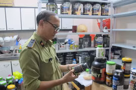 Lực lượng Quản lý thị trường đang kiểm tra hàng hóa tại các kho bãi, nơi dễ phát sinh hàng lậu. (Ảnh: Đức Duy/Vietnam+)