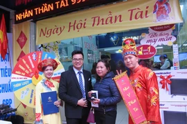 Khách hàng đang mua vàng lấy may ngày Thần Tài tại Công ty vàng Việt Nam (Ảnh: Đức Duy/Vietnam+)