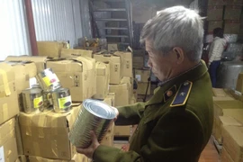 Đội Quản lý thị trường số 5 thu giữ hơn 2 tấn nguyên liệu trà sữa không rõ nguồn gốc của hệ thống TACO. (Ảnh: Đức Duy/Vietnam+)