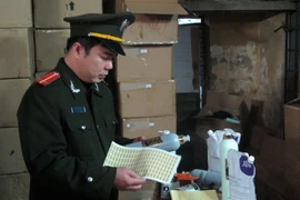 Đội Quản lý thị trường số 15 phối hợp với PA65 thu hơn 3.500 mỹ phẩm lậu tại kho số 9 Ngọc Hồi (Ảnh: Đức Duy/Vietnam+)