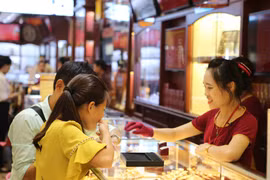 Khách hàng đang giao dịch vàng miếng. (Ảnh: PV/Vietnam+)