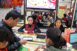 Khách hàng đang giao dịch vàng miếng. (Ảnh: Đức Duy/Vietnam+)