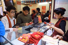 Khách hàng đang giao dịch vàng miếng. (Ảnh: PV/Vietnam+)