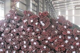 Nhiều doanh nghiệp trong nước chịu áp lực cạnh tranh không bình đẳng từ thép nhập khẩu (Ảnh minh họa. Nguồn: Đức Duy/Vietnam+)