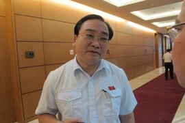 Bí thư Thành ủy Hoàng Trung Hải đang trao đổi với báo chí bên lề Quốc hội. (Ảnh: Đức Duy/Vietnam+)