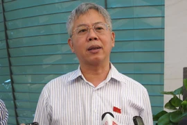 Đại biểu Nguyễn Đức Kiên đang trao đổi với báo chí bên hành lang Quốc hội. (Ảnh: Đức Duy/Vietnam+)