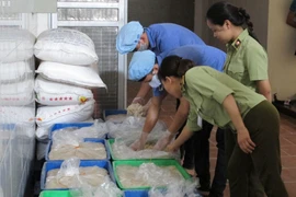 Lực lượng Quản lý thị trường Hà Nội đang kiểm tra các cơ sở làng nghề về An toàn thực phẩm. (Ảnh: Đức Duy/Vietnam+)