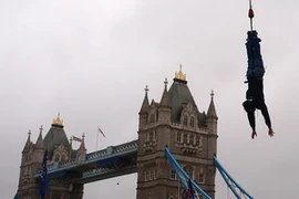 James Field nhảy độ cao 55m ở London gần Tower Bridge, Anh. (Nguồn: Getty images)