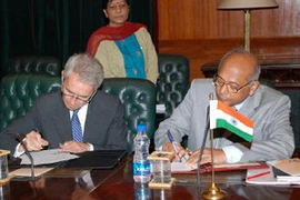 Ông Richard Stagg và Srikumar Banerjee ký hiệp định tại New Delhi. (Nguồn: thehindu.com)