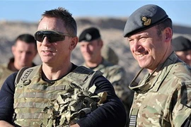Daniel Craig thăm trại Bastion. (Nguồn: EPA)