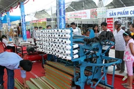 Giới thiệu thiết bị sản xuất chiếu bán tự động của tỉnh Bình Định. (Ảnh: Thế Lập/Vietnam+)