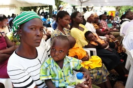 Các bà mẹ và trẻ em dự lễ phát động chiến dịch khu vực không có truyền nhiễm HIV từ mẹ sang con tại Kenya. (Ảnh minh họa. THX/TTXVN)