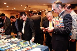 Các doanh nghiệp Chile tiếp xúc với Thương vụ để tìm hiểu sản phẩm của doanh nghiệp xuất khẩu Việt Nam. (Nguồn: SOFOFA)