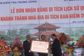 Đại diện lãnh đạo tỉnh Quảng Nam và Ủy ban Kiểm tra Trung ương đón nhận Bằng di tích lịch sử quốc gia Ban Kiểm tra Khu ủy Khu V. (Ảnh: Nguyễn Sơn/Vietnam+)